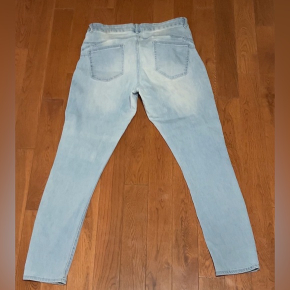 Urban Planet Stylish High Rise Light Washed Jeans👖 - Picture 1 of 4